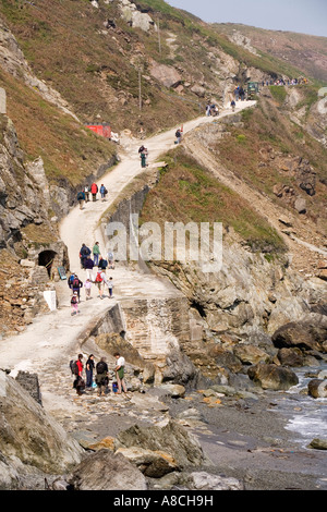 UK Lundy Island ankommenden Besucher unterwegs vom Landeplatz Strand zum Dorf bei Flut Stockfoto