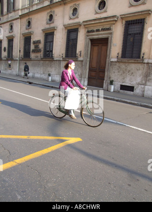 Frau Reiten Fahrrad in Rom Italien Stockfoto