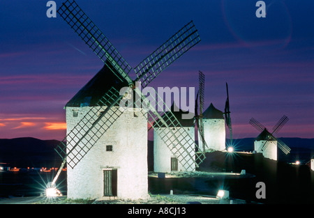 Windmühlen von Consuegra bei Nacht Consuegra La Mancha Spanien Europa Stockfoto