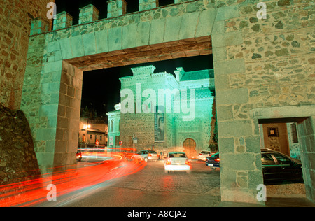 Eingang in die Altstadt und die Kirche Iglesia Santiago del Arrabal Puertas de Bisagra Toledo Castilla La Mancha Spanien Stockfoto