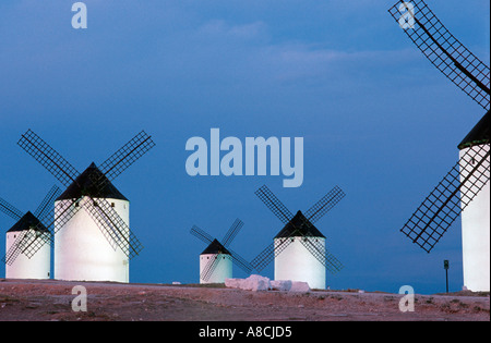 Windmühlen bei Sonnenuntergang Campo de Criptana La Mancha Spanien Europa Stockfoto