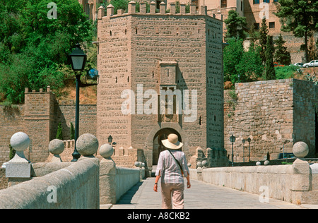 Frau zu Fuß in Alcantara Brücke Toledo Castilla La Mancha Spanien Europa Stockfoto