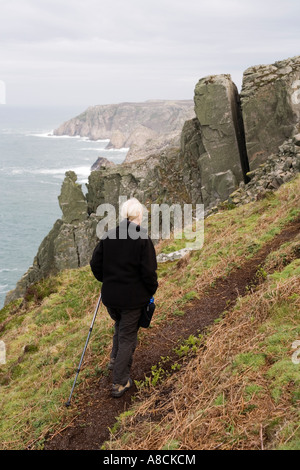 UK Lundy Island Atlantik Küste Frau Walker auf steilen Cliftop Pfad Stockfoto