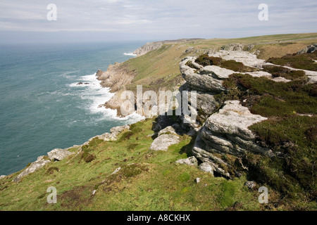 UK Lundy Island Atlantik Küste Felsvorsprung über Jennys Cove Seevogel Nistplatz Stockfoto