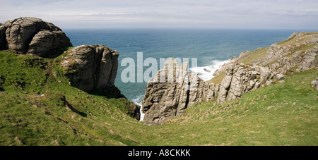 UK Lundy Island Atlantik Küste Felsvorsprung oberhalb Jennys Bucht Panorama Stockfoto