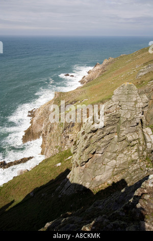 UK Lundy Island Atlantik Küste Felsvorsprung über Jennys Cove Stockfoto