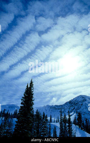 Spektakuläre Wolkenmuster Winterhimmel über Utah bekannt als Altocumulus Undulatus Wolken Stockfoto