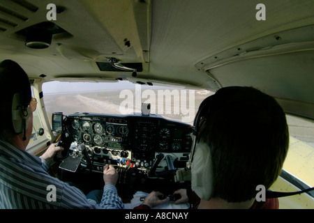 Im Inneren einer Piper Twin Comanche im Endanflug zu Caernarfon Flugplatz in Gwynedd North Wales UK Stockfoto