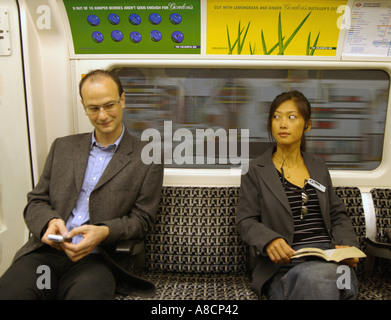 eine Reihe von jungen Zwanzigern weibliche treffen Mann in den Dreißigern auf u-Bahn in London Stockfoto