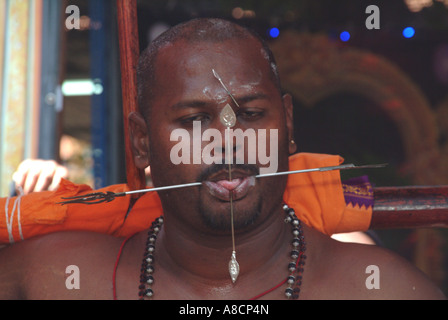 Anhänger des Lord Murugan feiern Thaipusam am 1. Februar 2007 in Georgetown Penang ein Mann stößt ihm einen Spieß durch die Zunge Stockfoto