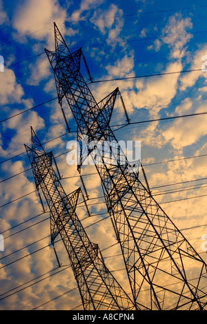 Zwei elektrische Verteilung Strommasten bei Sonnenuntergang Stockfoto