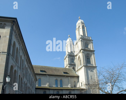 Blickte zu den Glockentürmen der Grossmünster Kathedrale in der Stadt Zürich in der Schweiz Stockfoto