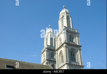 Blickte zu den Glockentürmen der Grossmünster Kathedrale in der Stadt Zürich in der Schweiz Stockfoto