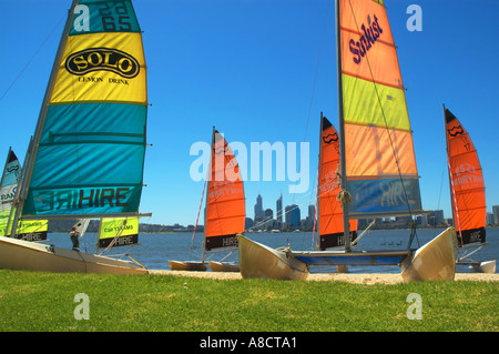 Western Australia Perth bunte Segelboote am südlichen Ufer des Swan River Central Business District Skyline im Hintergrund Stockfoto