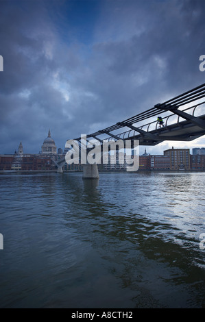 Radfahrer auf die Millennium Bridge über die Themse, St Pauls Cathedral London England UK Stockfoto