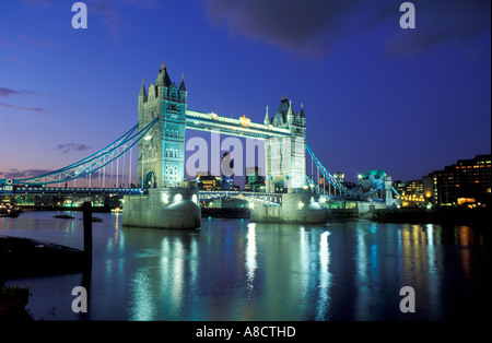 Tower Bridge Themse bei Nacht London England UK Stockfoto