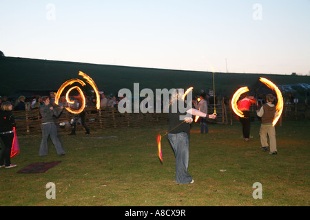 Flamme-Akrobaten beim Beltane Festival bei Butser Farm U K Stockfoto