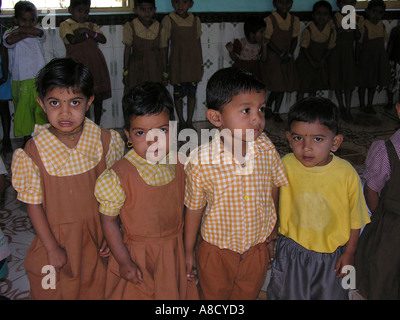 NMJ98691 Kinder bei Moho Schule Moho Dorf Panvel Maharashtra India Stockfoto