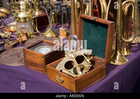 Schiff-Sextant im Holzkasten für Verkauf auf einem Flohmarkt Stockfoto