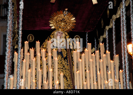 Marienstatue und Kerzen auf Thron, Spanien Stockfoto