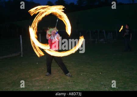 Eine Flamme Acrobat beim Beltane Festival bei Butser Farm U K Stockfoto