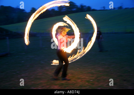 Eine Flamme Acrobat beim Beltane Festival bei Butser Farm U K Stockfoto