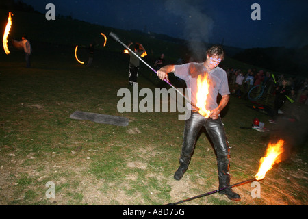 Eine Flamme Acrobat beim Beltane Festival bei Butser Farm U K Stockfoto