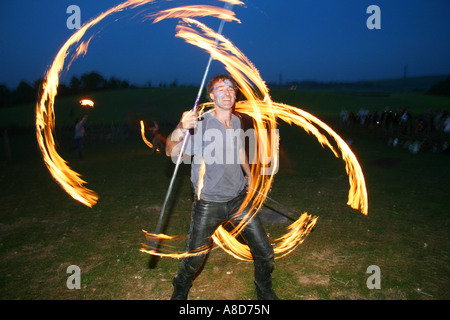 Eine Flamme Acrobat beim Beltane Festival bei Butser Farm U K Stockfoto