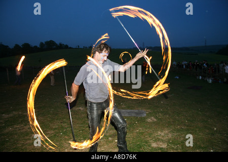 Eine Flamme Acrobat beim Beltane Festival bei Butser Farm U K Stockfoto