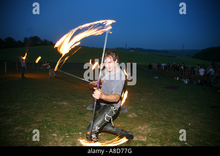 Eine Flamme Acrobat beim Beltane Festival bei Butser Farm U K Stockfoto