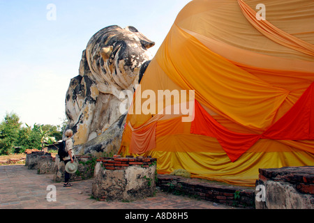 Thailand Ayyuthaya Wat Lokayastutharam reclining Buddha Stockfoto