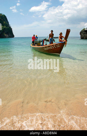 Thailand Koh Mook Hut Sabai Beach Longtail-Boot Ankunft am Strand Stockfoto