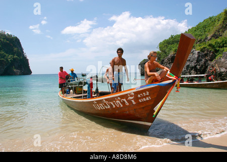 Thailand Koh Mook Hut Sabai Beach Longtail-Boot Ankunft am Strand Stockfoto