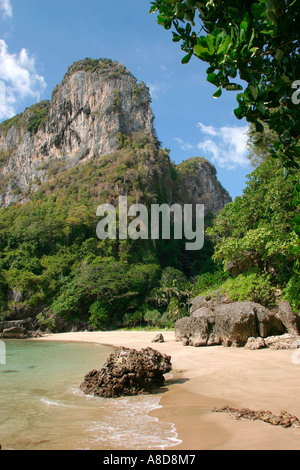 Thailand Koh Mook Hut Sabai Beach und Felswand Stockfoto