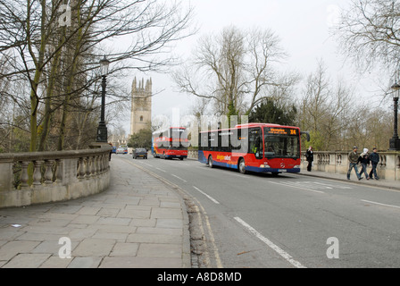 Busse und andere Verkehrsteilnehmer auf Magdalen Bridge, Oxford Stockfoto