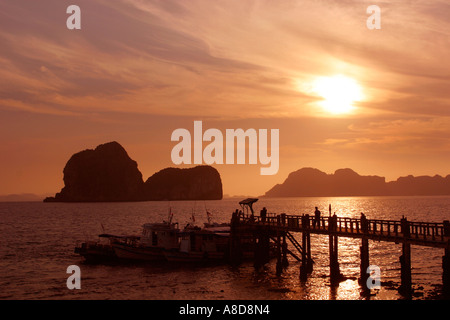 Thailand Ko Hai Sonnenaufgang über pier Stockfoto