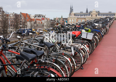 Viele geparkte Fahrräder in Parkzone in der Nähe von Centraal Station im zentralen Amsterdam Niederlande Stockfoto