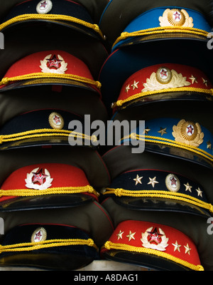 Sowjetische und DDR militärische Caps für Verkauf Tourist-Stall in Berlin Deutschland Stockfoto