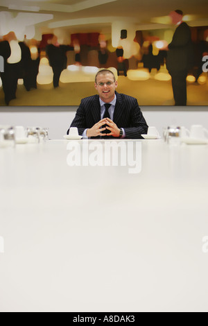 Geschäftsmann, posieren für eine kommerzielle Fotoshooting im Büro Sitzungssaal Stockfoto