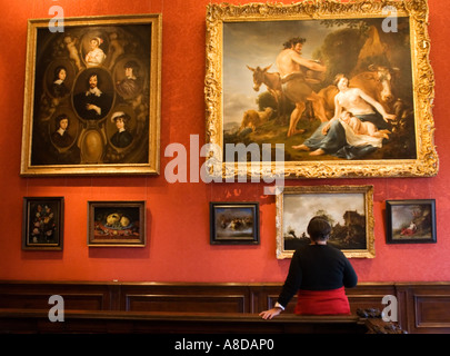 Besucher betrachten Malereien im Inneren berühmte Kunstgalerie der Mauritshuis in den Haag Niederlande