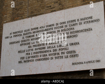 An der Wand außerhalb Sala Borsa in Piazza ist del Nettuno das Denkmal für Bolognese Partisanen während des zweiten Weltkriegs von Faschisten getötet. Stockfoto