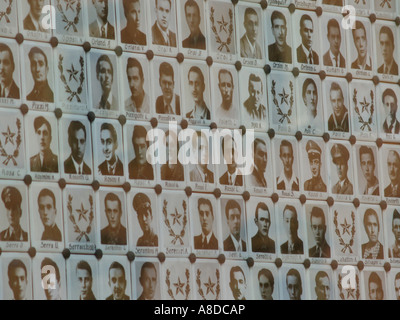 An der Wand außerhalb Sala Borsa in Piazza ist del Nettuno das Denkmal für Bolognese Partisanen während des zweiten Weltkriegs von Faschisten getötet. Stockfoto