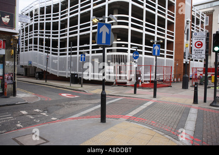 Pfeil-Straßenschilder und Parkplatz auf der Londoner Staus Zonengrenze, kommerzielle Straße Spitalfields East London UK Stockfoto