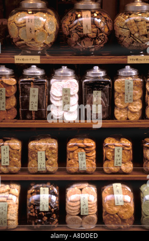 Ein Geschäft in Tokio mit einer großen Auswahl an traditionellen Senbei japanisches Cracker Stockfoto