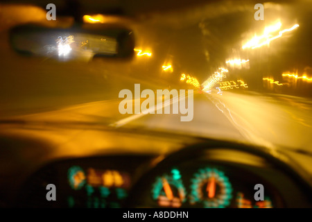 Zeitaufwand von einer rechten beweglichen Auto an einem verlassenen Autobahn M1 bei Nacht England unterwegs Stockfoto