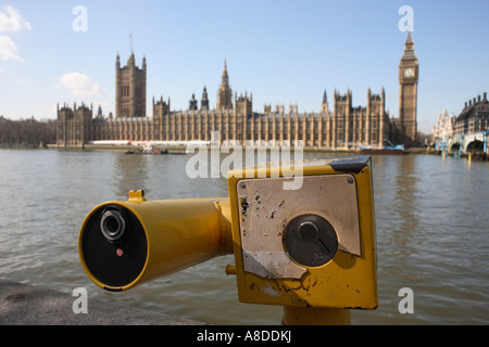 Elizabeth Tower und der Palace of Westminster gesehen aus über den Fluss Themse London England Stockfoto