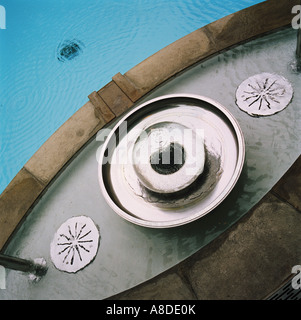 Natürlich entgeht heißes Quellwasser aus dem Boden auf dem open Air Georgian Kreuz Bad im Thermae Bath Spa Bath Stockfoto