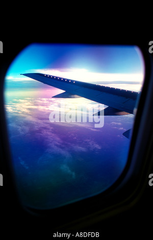 Flugzeugflügel angesehen durch Fenster der Fluggesellschaft jet Stockfoto