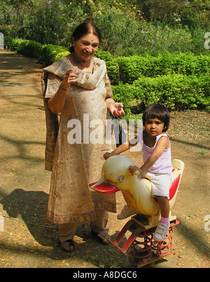 Großmutter Enkelin in einem Park Pune Maharashtra Indien Stockfoto