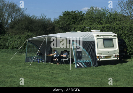 Wohnwagen mit Vorzelt bei Wohnwagen-Rallye in Warwickshire, England, UK Stockfoto